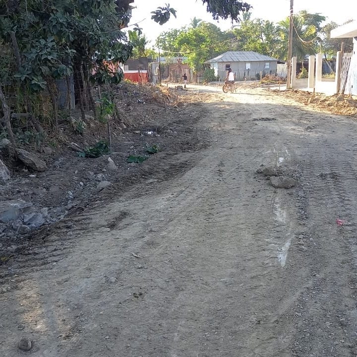 Construcción aceras y contenes en la calle Pedro Santana sector Villa Esperanza .