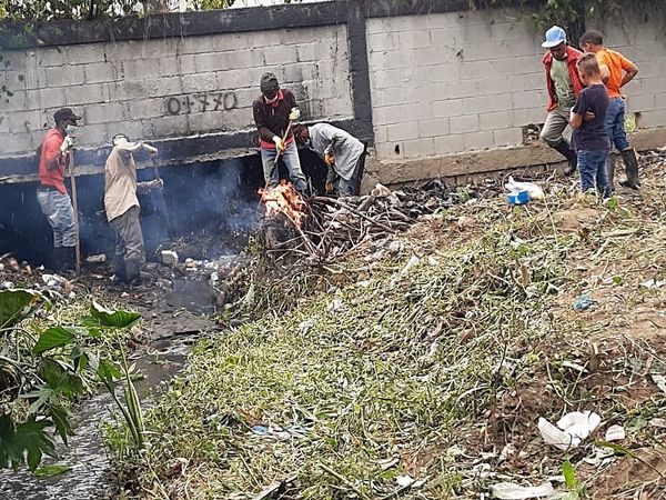Brigadas del Ayuntamiento de Las Matas de Farfán, limpian cañada con la finalidad de evitar inundaciones por FIONA