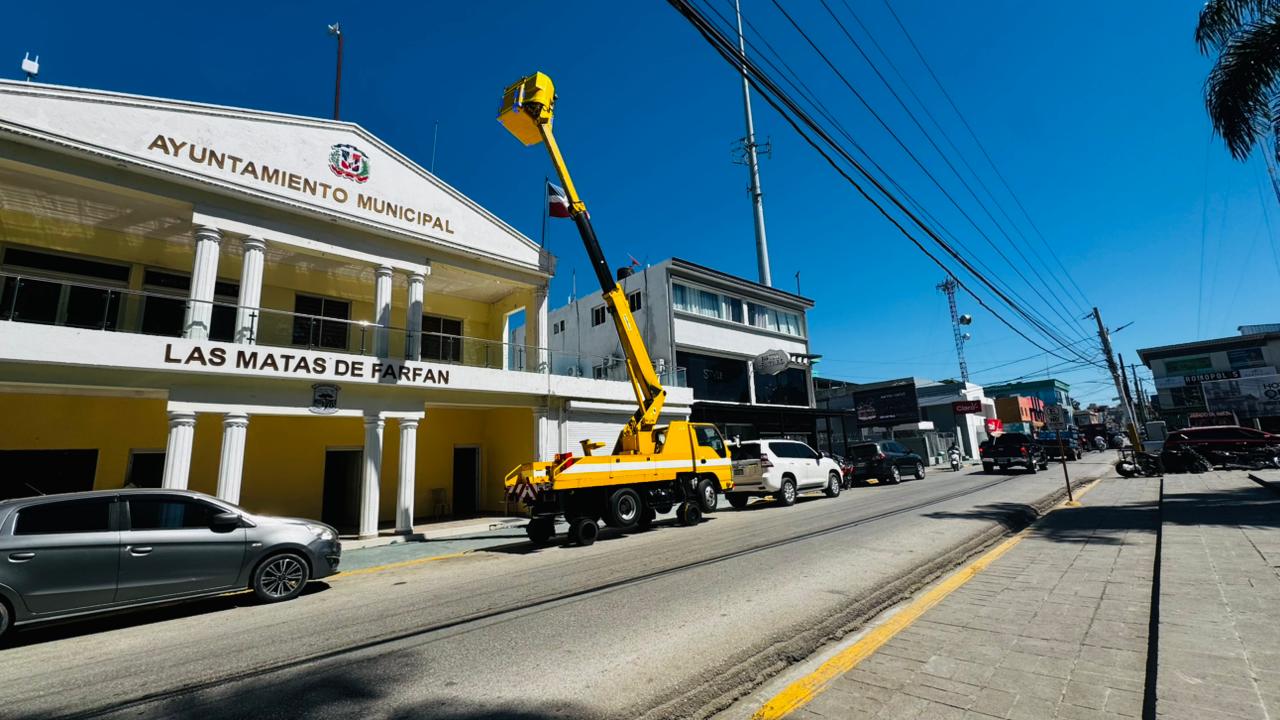 Alcaldía de Las Matas de Farfán adquiere grúa con canasto para mejorar el alumbrado público