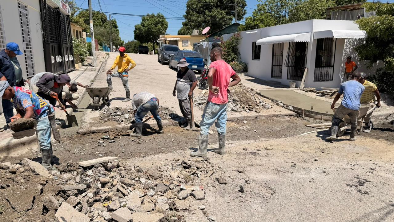 Alcaldía de Las Matas de Farfán continúa fortaleciendo la infraestructura urbana con construcción de aceras, contenes y badenes