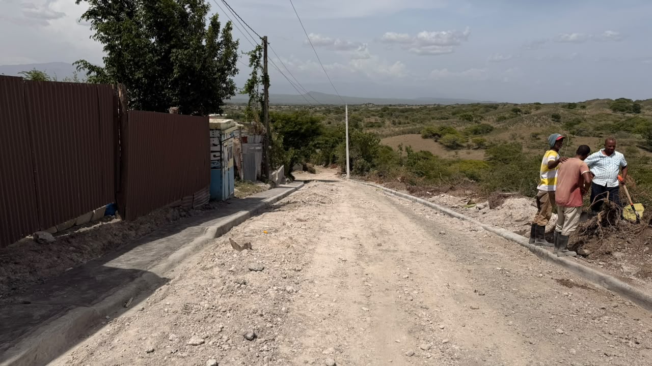 Ayuntamiento de Las Matas de Farfán avanza en la construcción de aceras y contenes en Villa Carmen